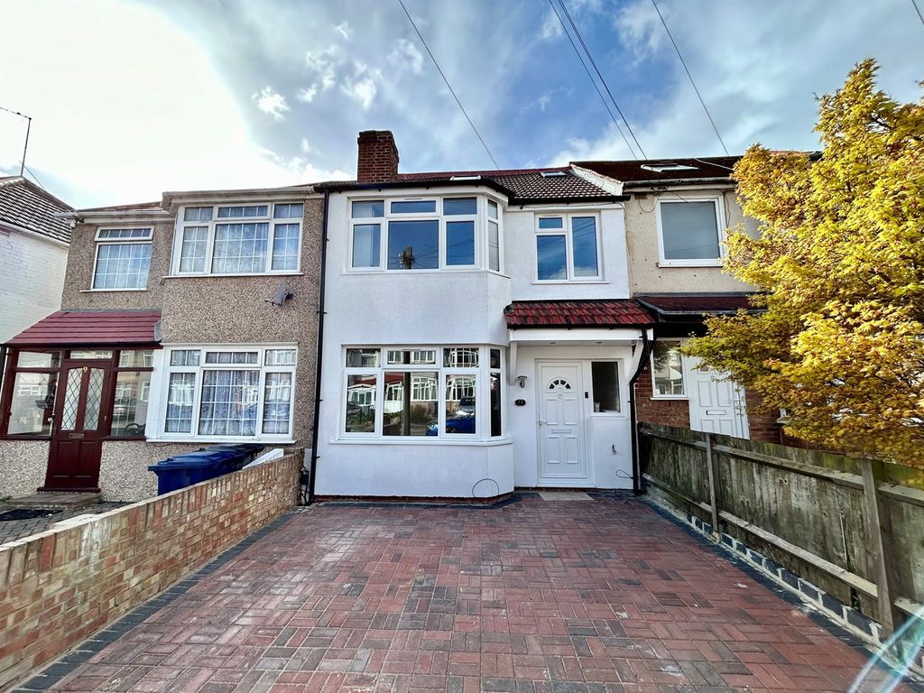 4 bed property to rent in Bleasdale Avenue, Perivale, Greenford UB6
