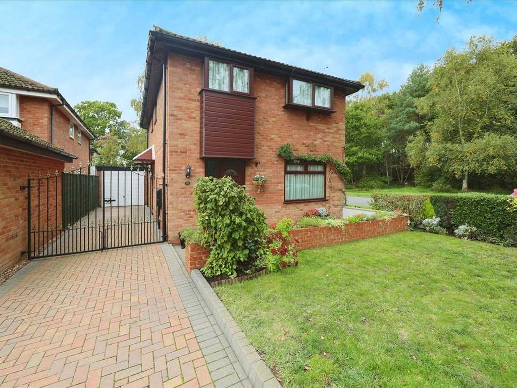 4 bed detached house for sale in Abingdon Avenue, Lincoln LN6, £300,000