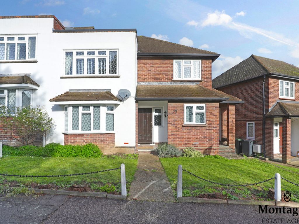 2 bed for sale in Warren Court, Chigwell IG7, £369,995 Zoopla