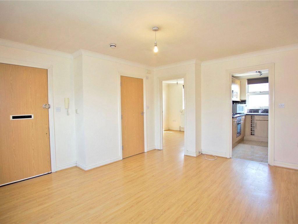 1 bed flat to rent in High Street, Barkingside, Ilford, Essex IG6, £