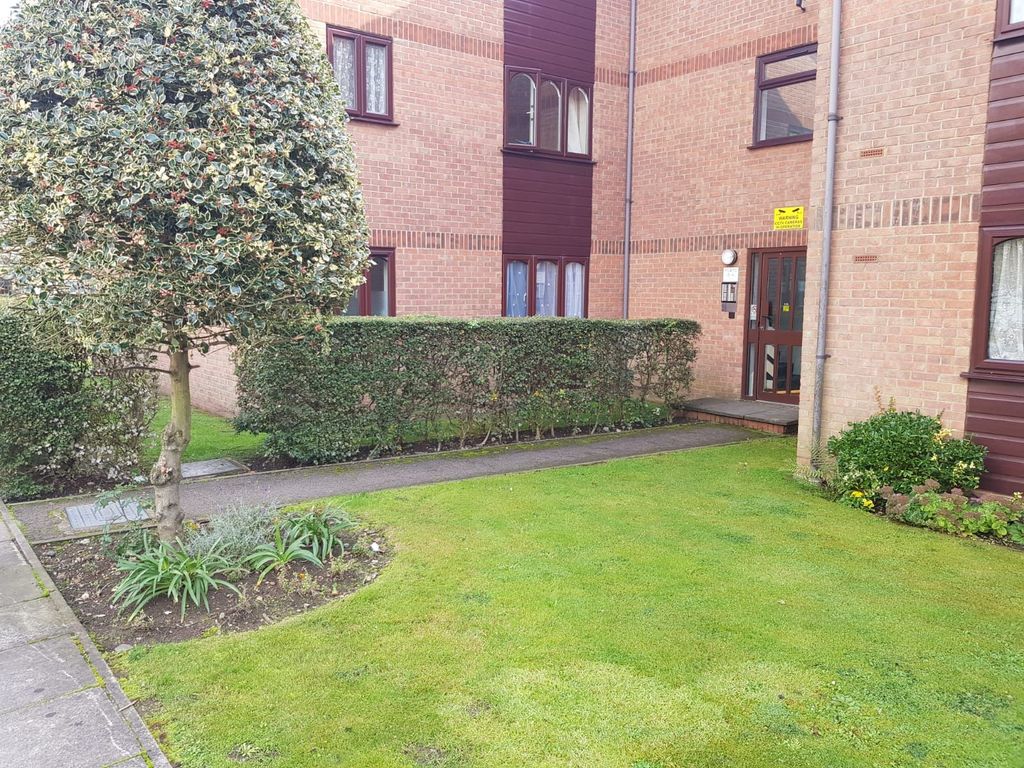 Studio to rent in Harewood Terrace, Norwood Road, Norwood Green UB2