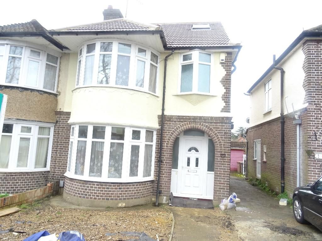 5 bed semidetached house to rent in Humberstone Road, Challney, Luton