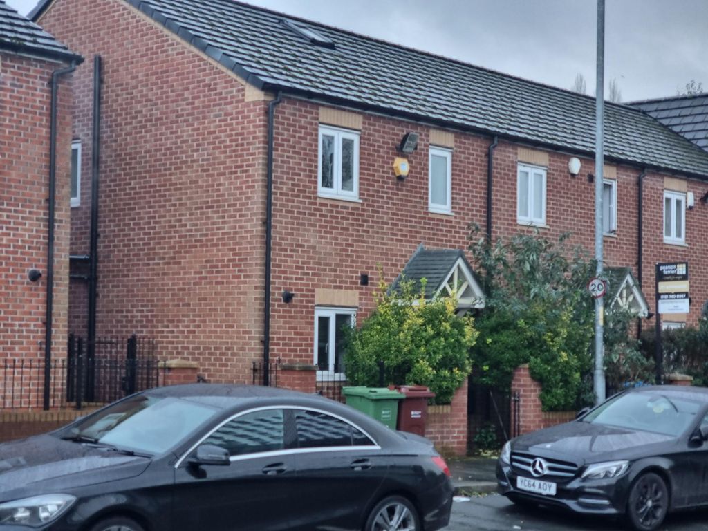 4 bed town house to rent in Crumpsall Vale, Manchester M9, £1,600 pcm