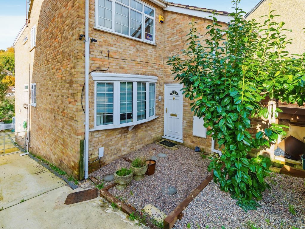 2 bed for sale in Croydon Road, Caterham, Surrey CR3, £