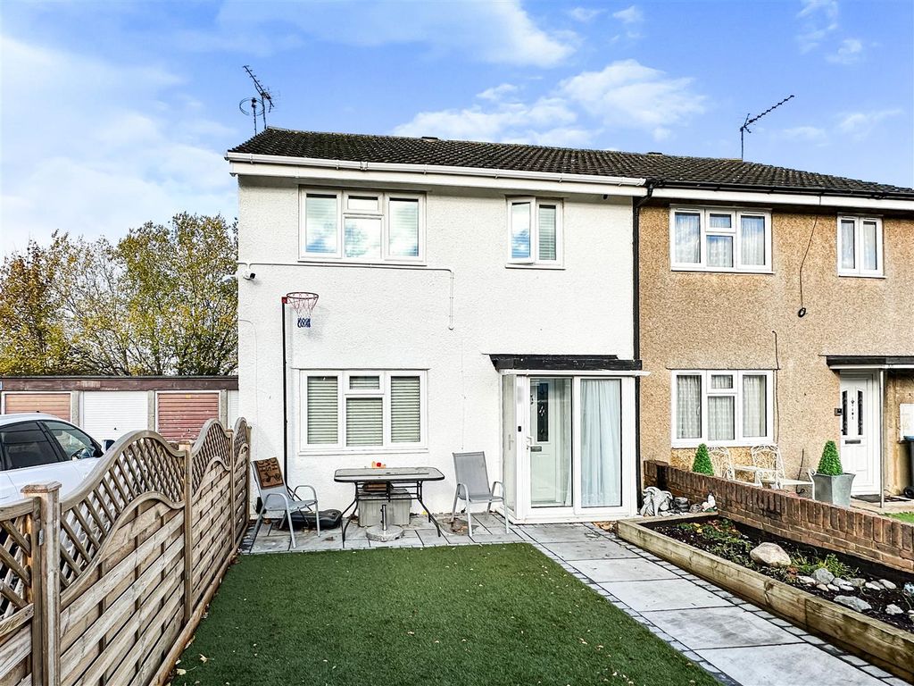 3 bed semidetached house for sale in Wootton Drive, Hemel Hempstead