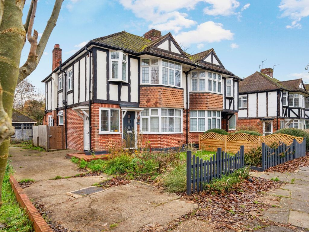 2 bed for sale in Aboyne Drive, Raynes Park SW20, £410,000