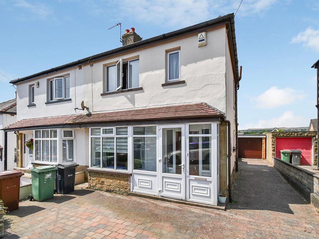 3 bed semidetached house for sale in Oxford Avenue, Guiseley, Leeds