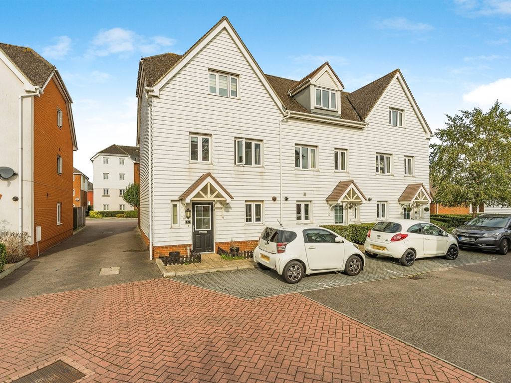 5 bed end terrace house for sale in Ingram Close, Larkfield, Aylesford