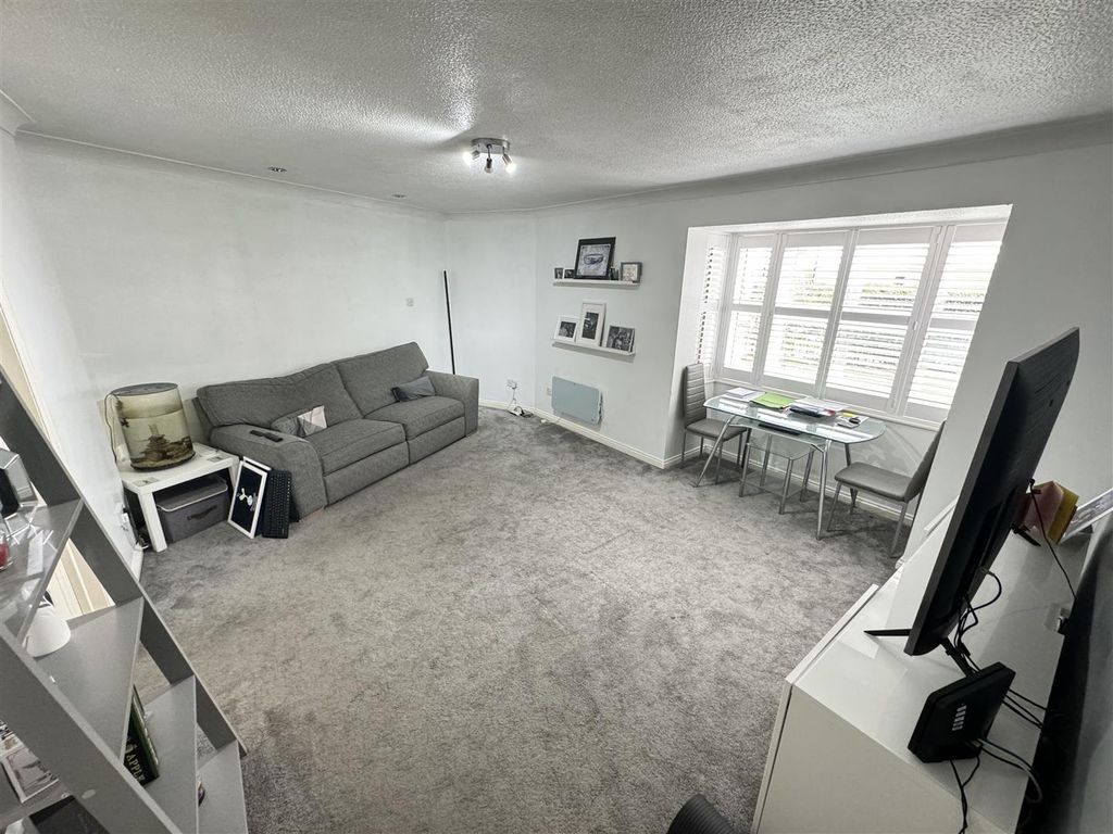 2 bed flat to rent in Tallow Gate, South Woodham Ferrers, Chelmsford