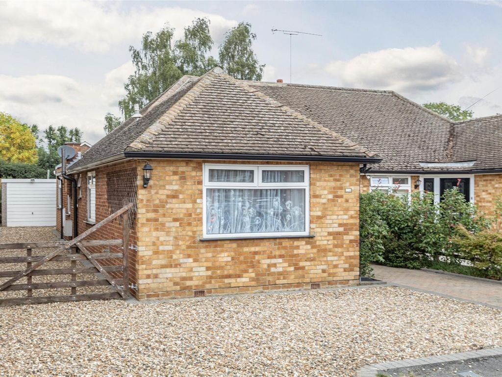3 bed semidetached bungalow for sale in Katherine Close, Addlestone