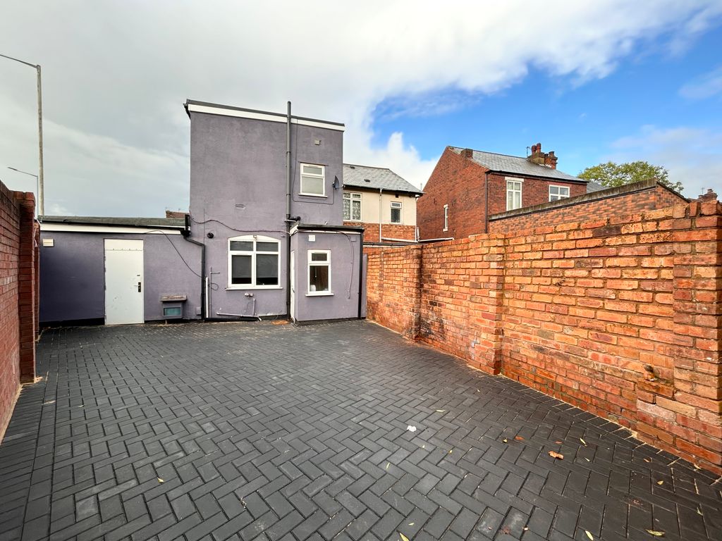 3 bed flat to rent in Wellington Road, Bilston WV14, £895 pcm Zoopla