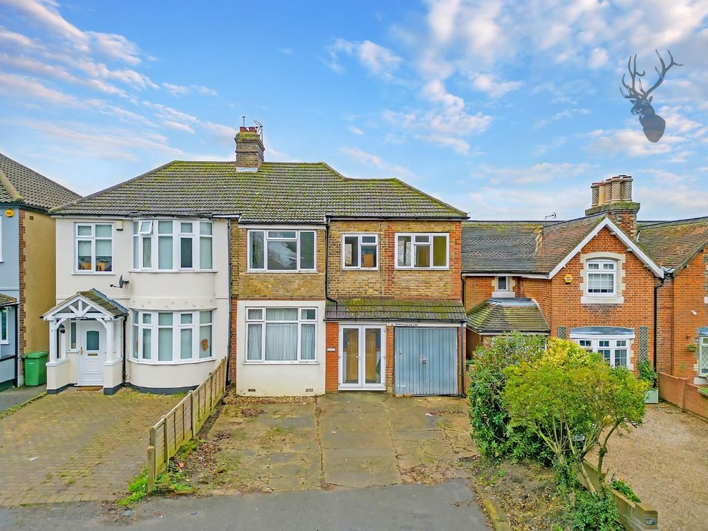 4 bed property for sale in North Road, HaveringAtteBower, Romford RM4