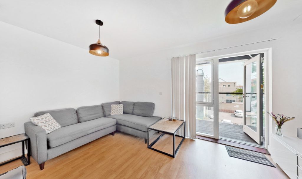 1 bed flat for sale in Wild Rose House, Romford RM3, £105,000 Zoopla