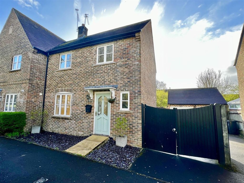 3 bed semidetached house to rent in Chestnut Road, Charlton Down