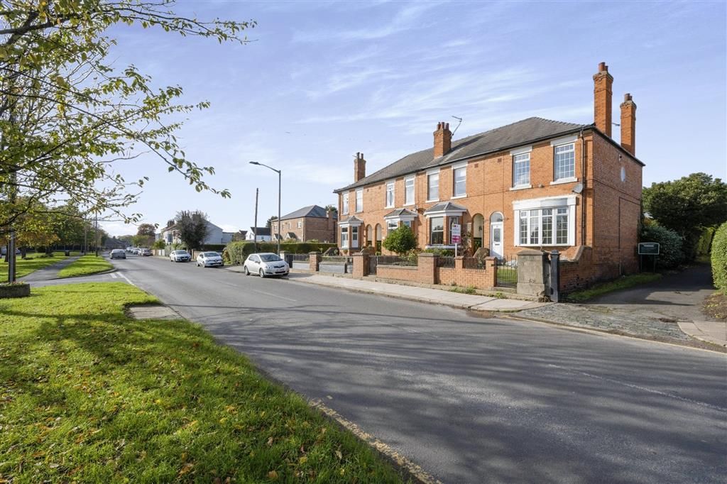 4 bed end terrace house for sale in Station Road, Bawtry, Doncaster