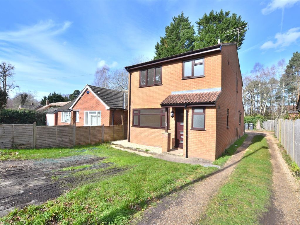 3 bed detached house for sale in Elvetham Road, Fleet GU51, £489,950