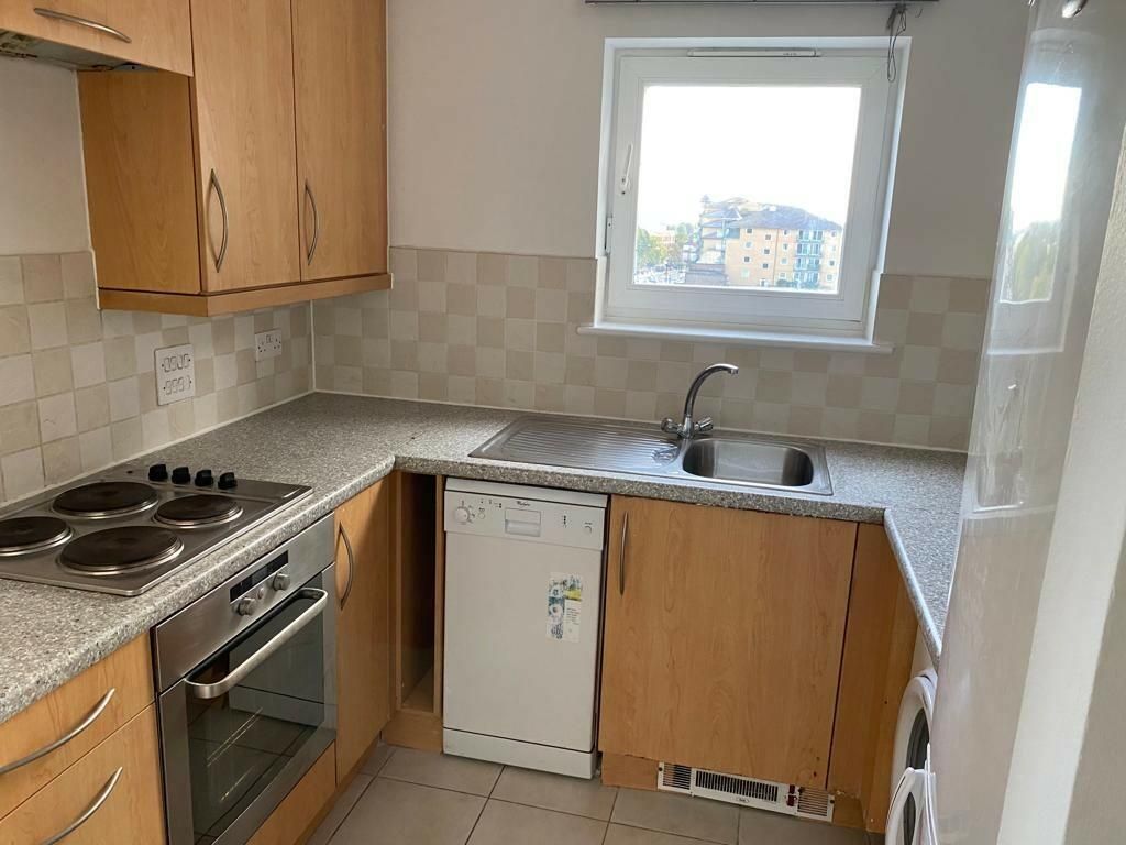2 bed flat to rent in Azalea House, Bedfont Lane, Feltham TW13, £1,600