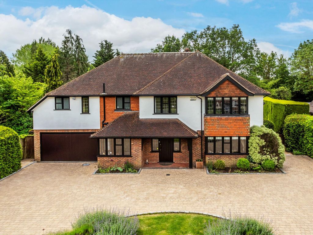 5 bed detached house for sale in Lower Farm Road, Effingham