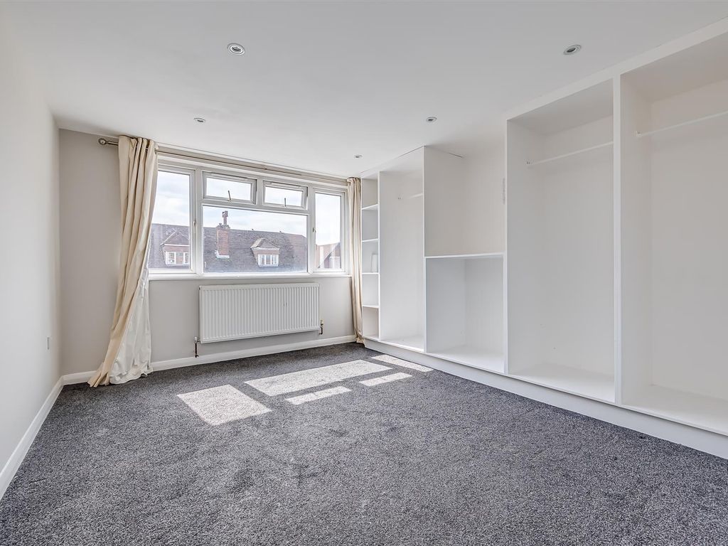 3 bed flat to rent in Beecholme, High Beeches, Banstead SM7 Zoopla