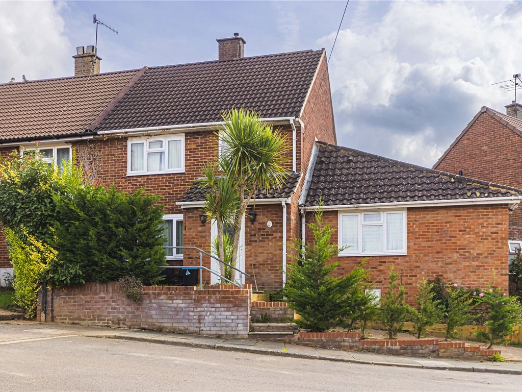 4 bed semidetached house for sale in Barnfield, Hemel Hempstead