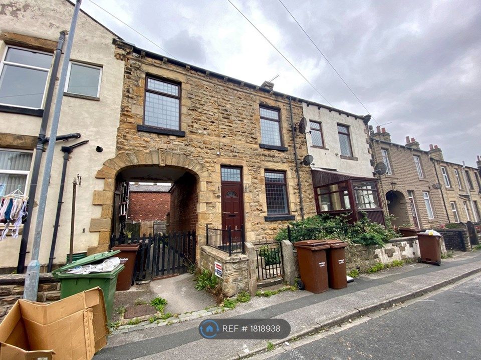 3 bed terraced house to rent in Cross Ryecroft Street, Ossett WF5, £750