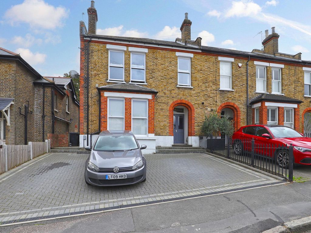 2 bed flat for sale in Westbury Lane, Buckhurst Hill IG9, £497,500 Zoopla
