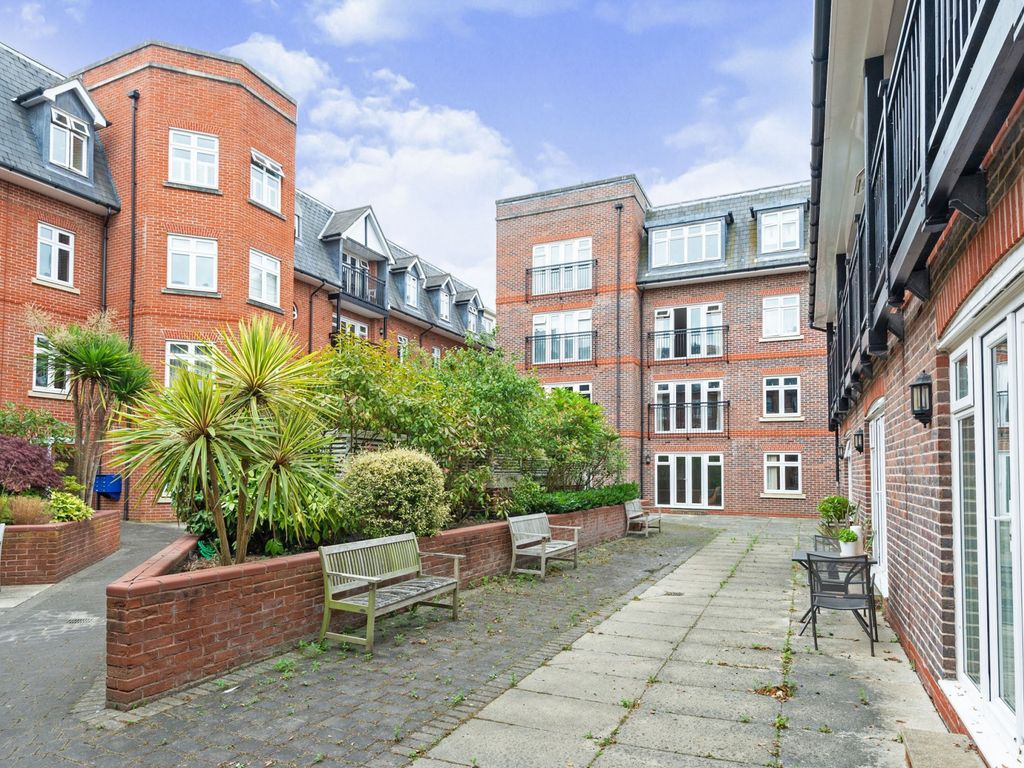 2 bed flat to rent in Leret Way, Leatherhead KT22, £1,650 pcm Zoopla