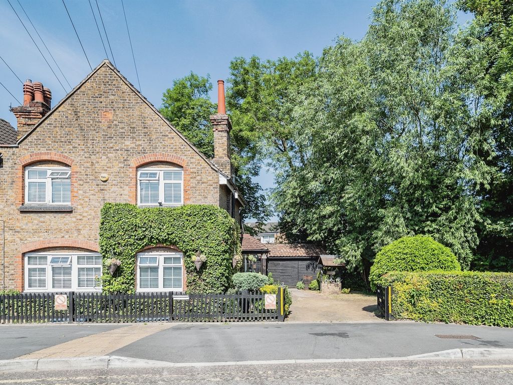 2 bed cottage for sale in Burford Street, Hoddesdon EN11, £475,000 Zoopla