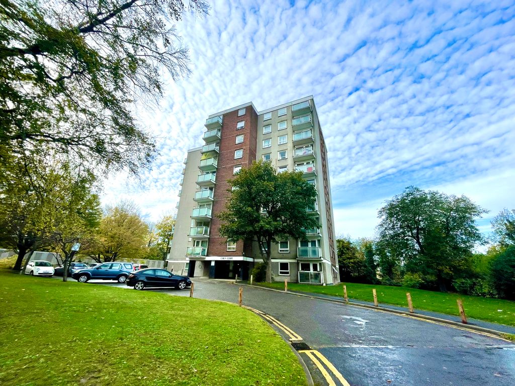2 bed flat for sale in Basinghall Gardens, Sutton SM2, £260,000 Zoopla