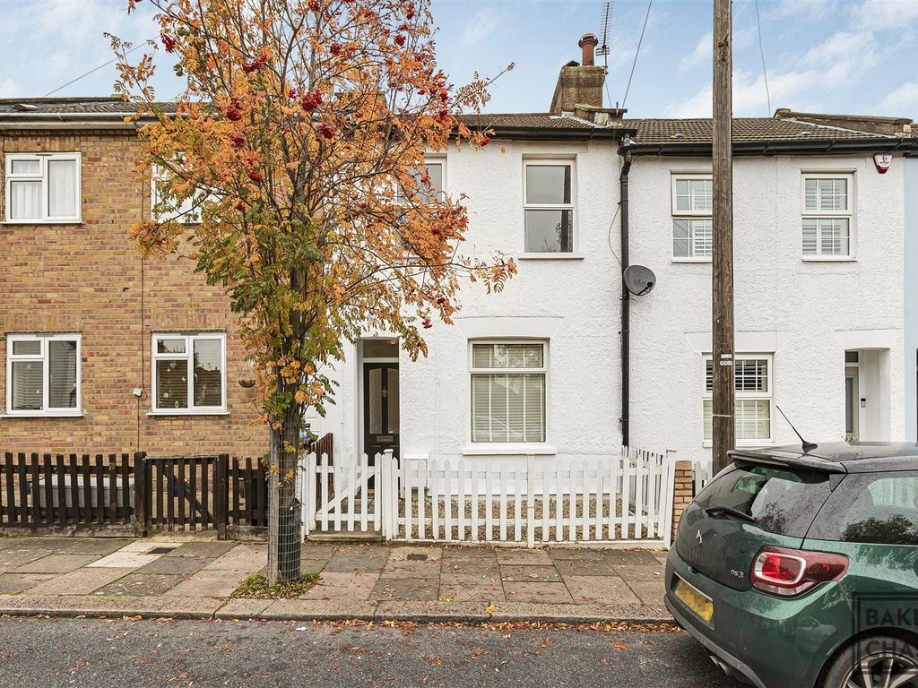 2 bed terraced house to rent in Merton Road, Enfield EN2, £1,850 pcm