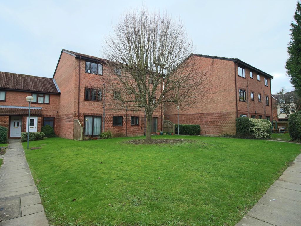 2 bed flat to rent in Field, Andover, Hampshire SP10 Zoopla