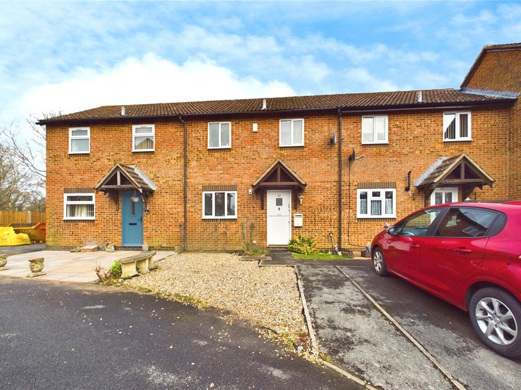 2 bed terraced house to rent in Falcon Fields, Tadley, Hampshire RG26