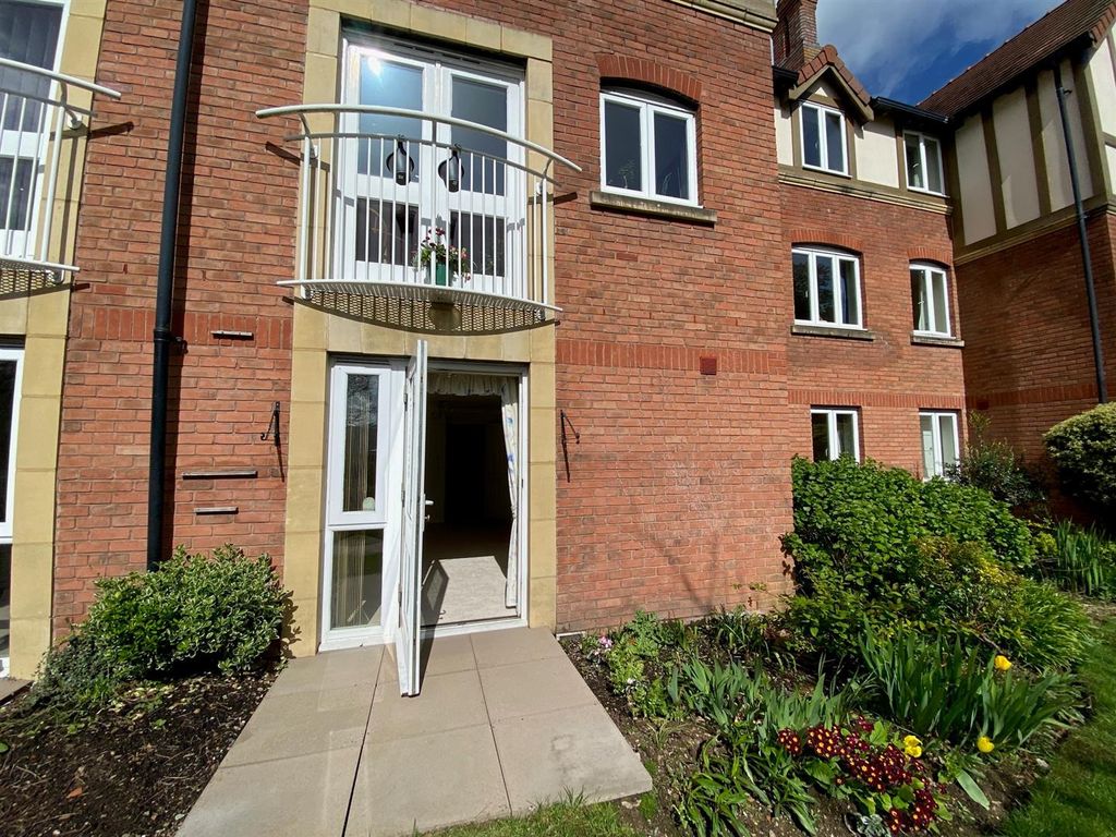 2 bed flat for sale in Worcester Road, Malvern WR14, £130,000 Zoopla