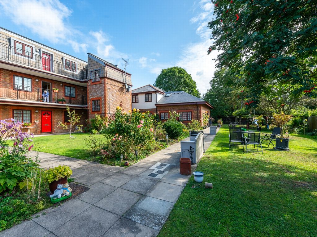 2 bed flat for sale in Southend House, Footscray Road, Eltham SE9, £230,000 Zoopla