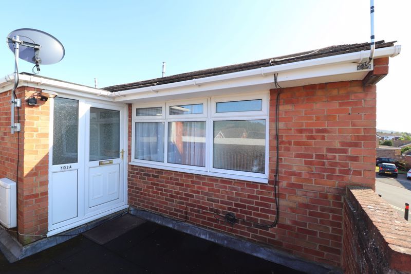 2 bed flat to rent in Insley Gardens, Hucclecote, Gloucester GL3, £875 pcm Zoopla