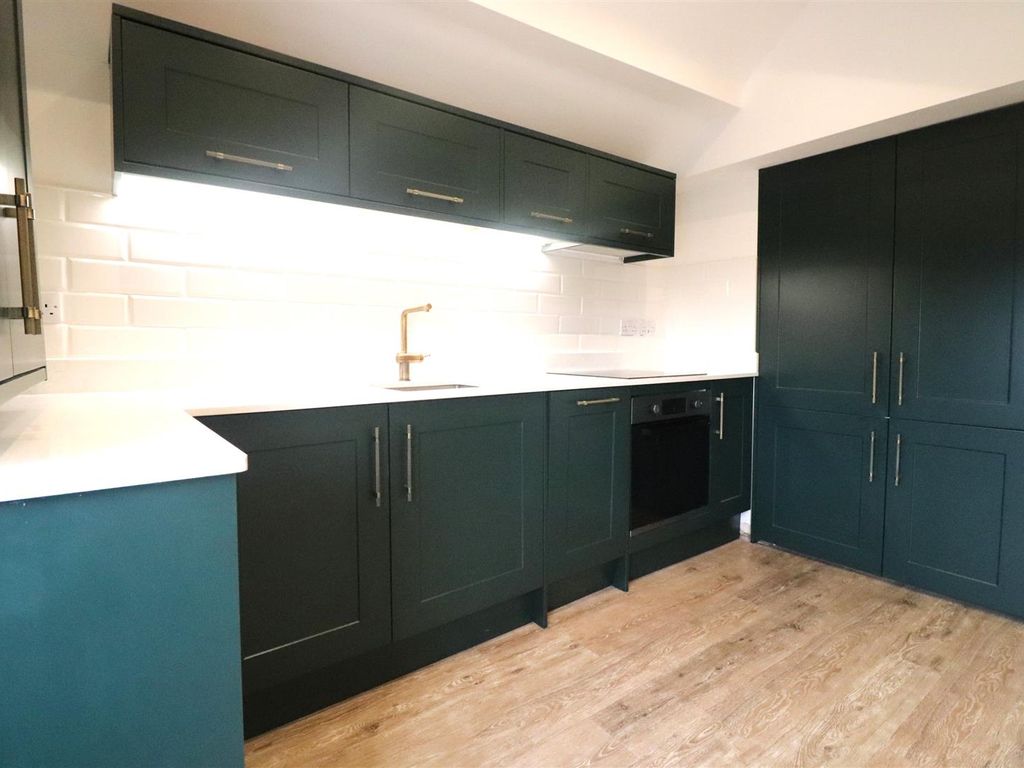 2 bed flat to rent in High Street, Princes Risborough HP27, £1,295 pcm