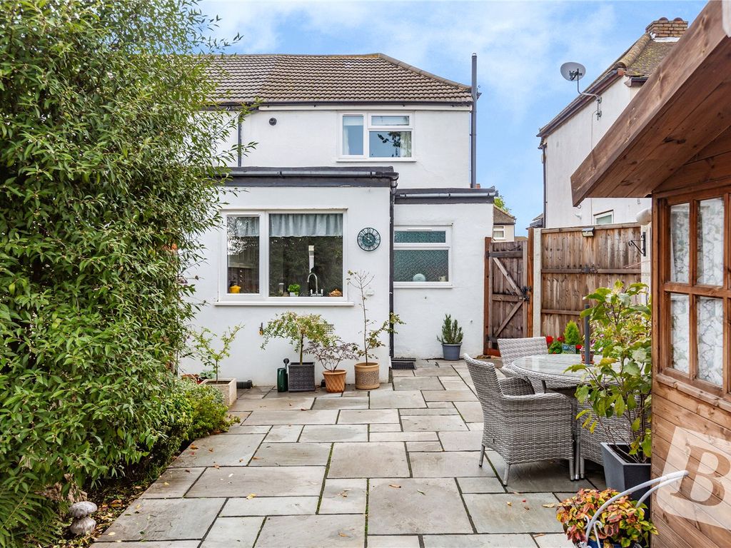 2 bed end terrace house for sale in Elm Park Avenue, Hornchurch RM12, £