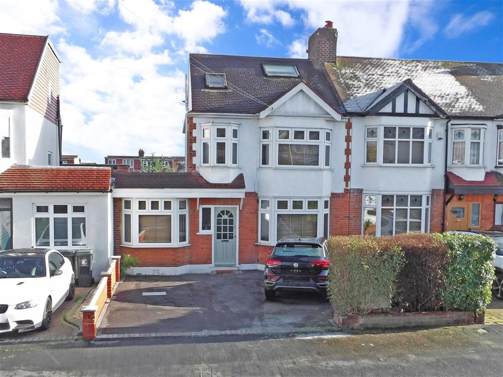 4 bed end terrace house for sale in Buckhurst Way, Buckhurst Hill