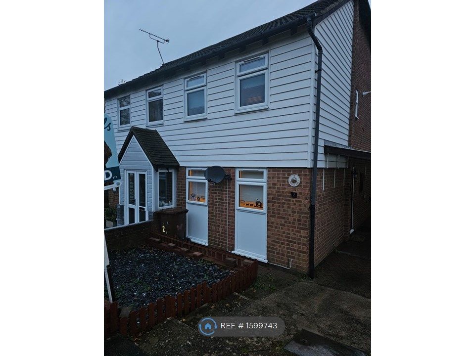 2 bed semidetached house to rent in Brenchley Close, Rochester ME1, £