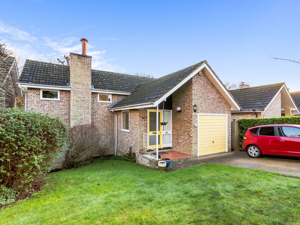 3 bed detached house for sale in Gleave Close, East Grinstead RH19, £