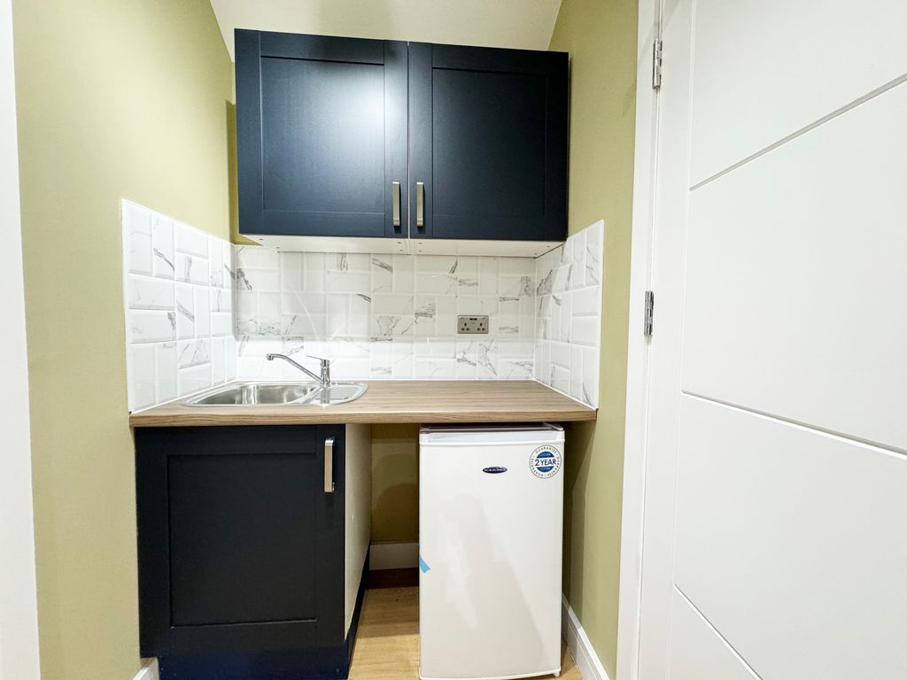 Studio to rent in Stanwell Gardens, Staines TW19, £900 pcm Zoopla