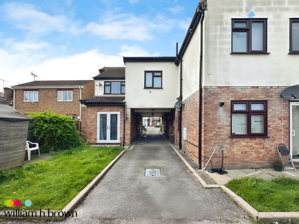2 bed flat to rent in West Road, Shoeburyness, SouthendOnSea SS3, £