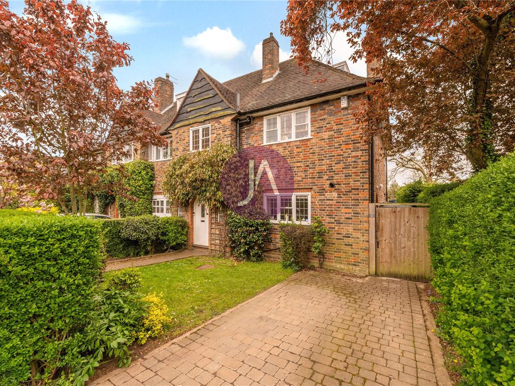 4 bed semidetached house for sale in Brim Hill, Hampstead Garden
