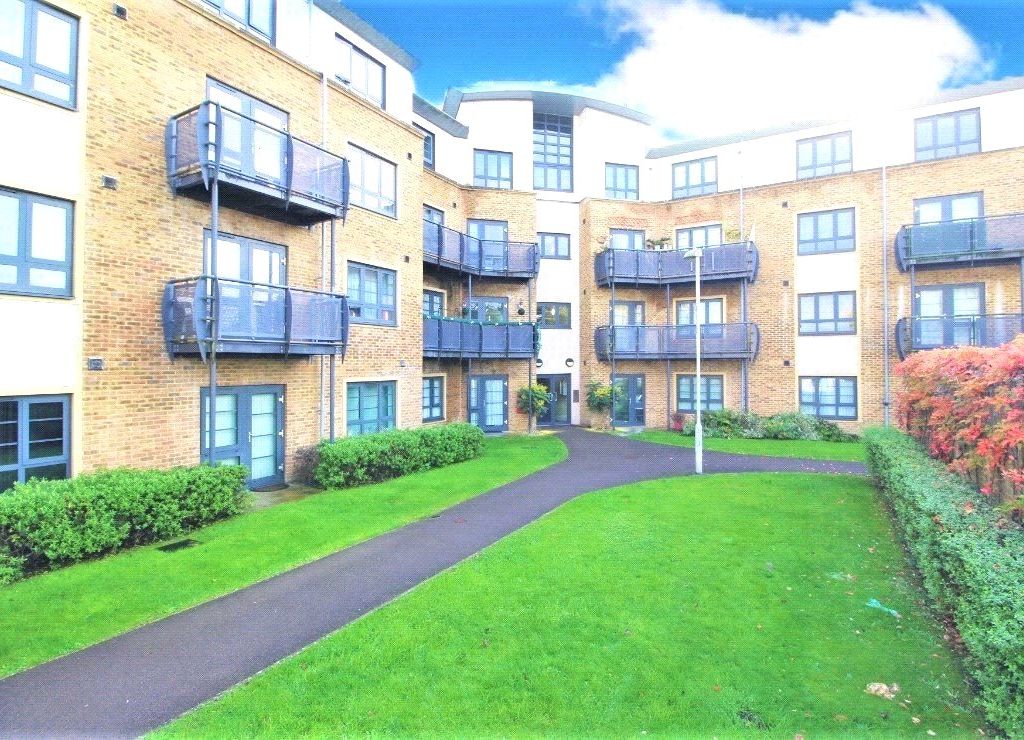 1 bed flat for sale in Pond Road, Farnborough, Hampshire GU14, £63,000