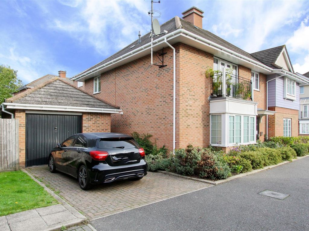 1 bed flat for sale in Alexander Court, Flowers Avenue, Ruislip HA4, £