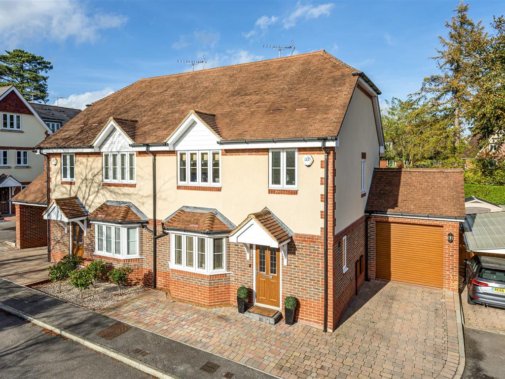 8, Rectory Close Wokingham, Berkshire RG40  