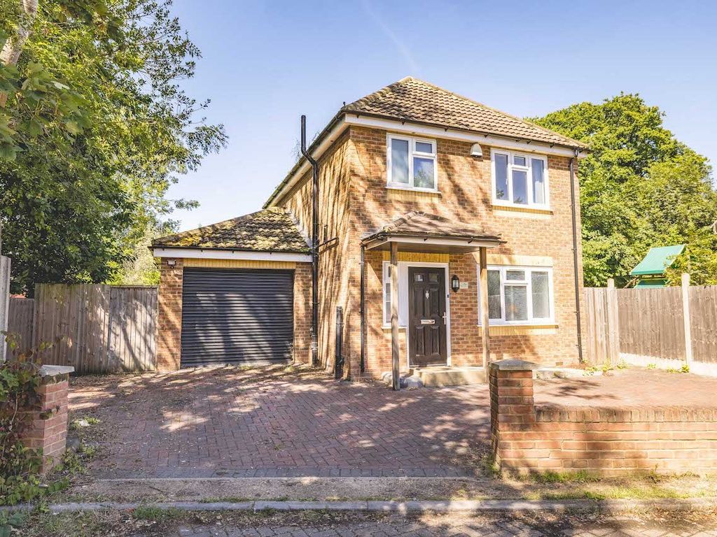 3 bed detached house for sale in Wentworth Avenue, Slough SL2, £525,000