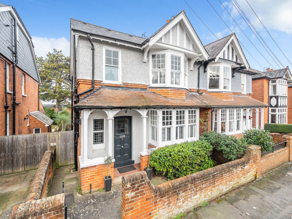 4 bed semidetached house for sale in Wodeland Avenue, Guildford