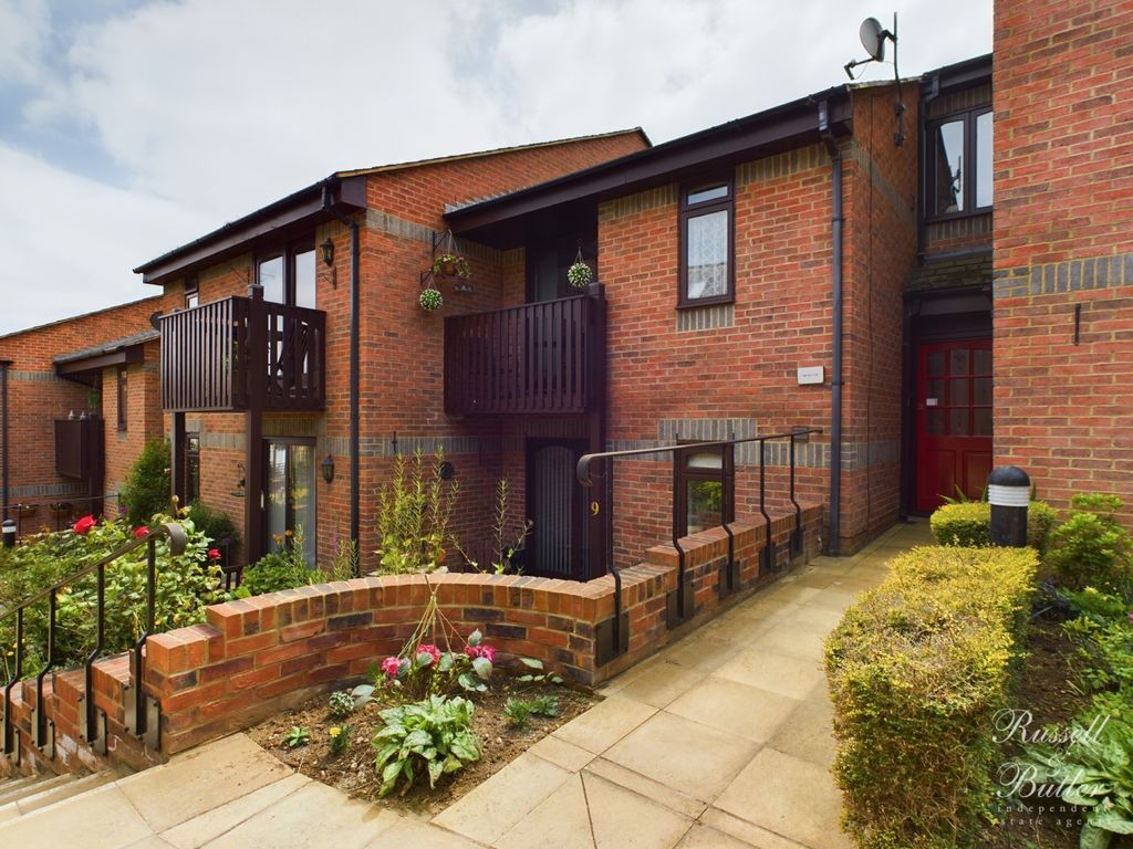 2 bed flat to rent in Paynes Court, High Street, Buckingham