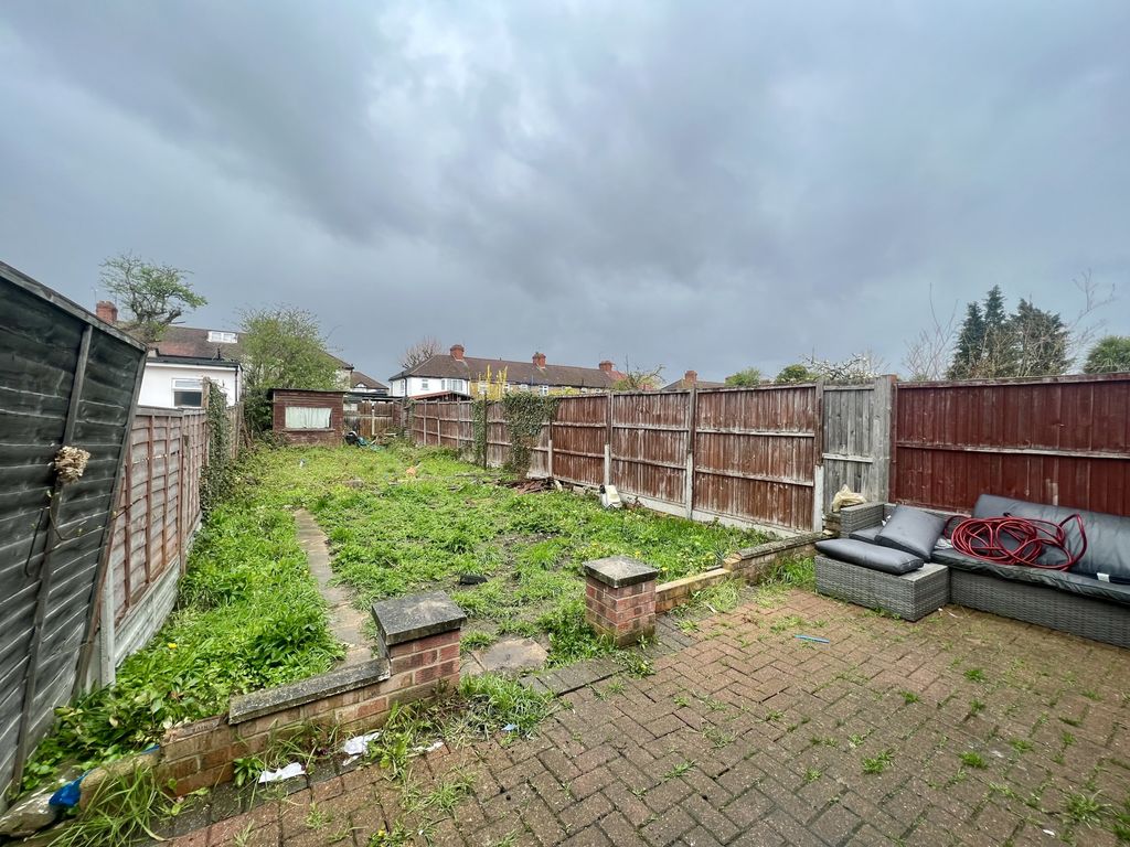 3 bed semidetached house to rent in Hadleigh Road, Edmonton N9 Zoopla